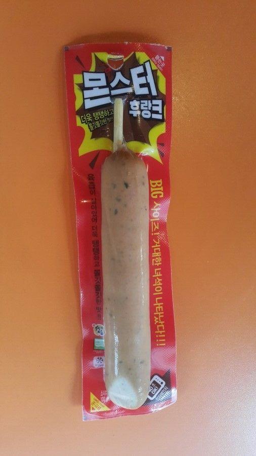 Monster Sausage Korea, salah satu sosis terbesar dengan paket warna merah, tersedia di CU.